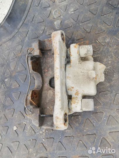 Суппорт тормозной передний левый Рено Меган 2