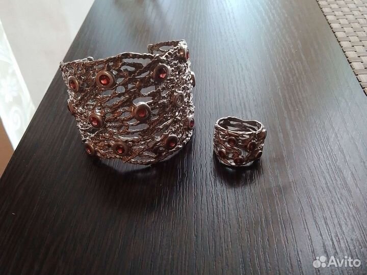 Серебряный комплект с гранатовыми камнями