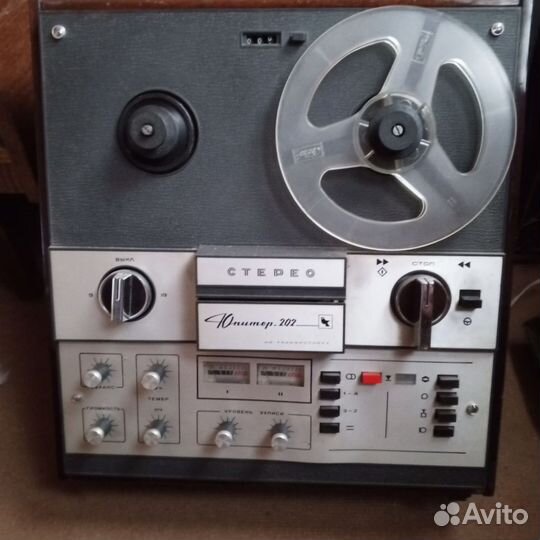 Советские телевизоры, магнитофон, приемник