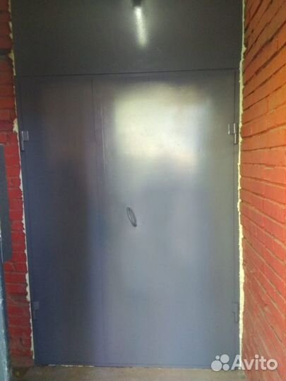 Металлическая кладовка,тамбурная дверь на этаже
