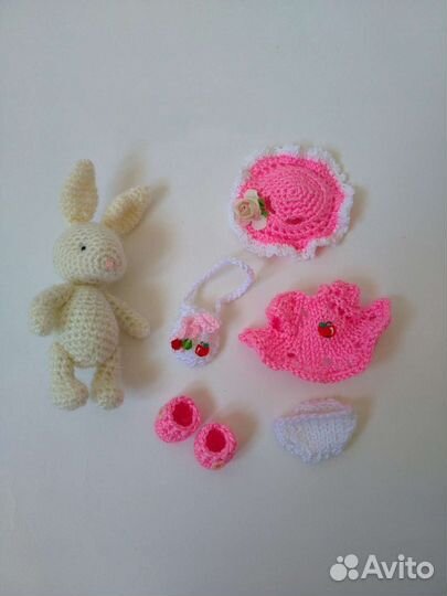 Зайчонок вязаный игрушка сувенир в ладошку