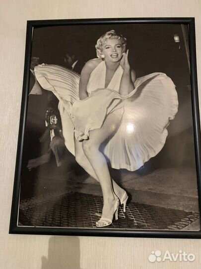 Часы и картина