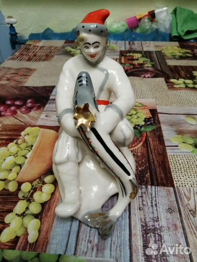 Фарфоровая статуэтка 