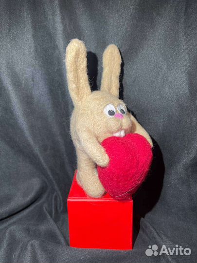 Валяная игрушка Заяц-сердцеед