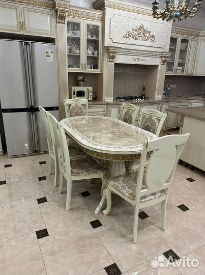 Стол и стулья в гостиную. В наличии