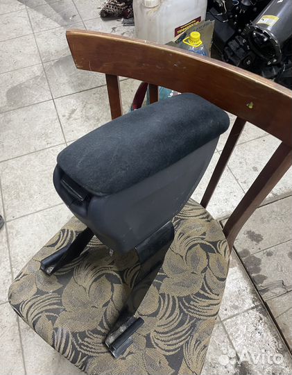 Подлокотник toyota vitz,ярис,пробокс