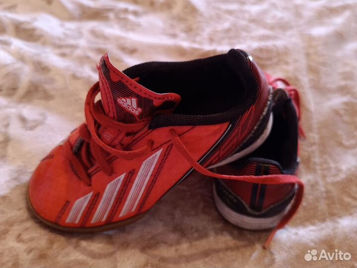 Кроссовки футзалки adidas футбольные 26