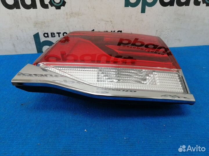 Фонарь в крышку багажника правый 81581-60360