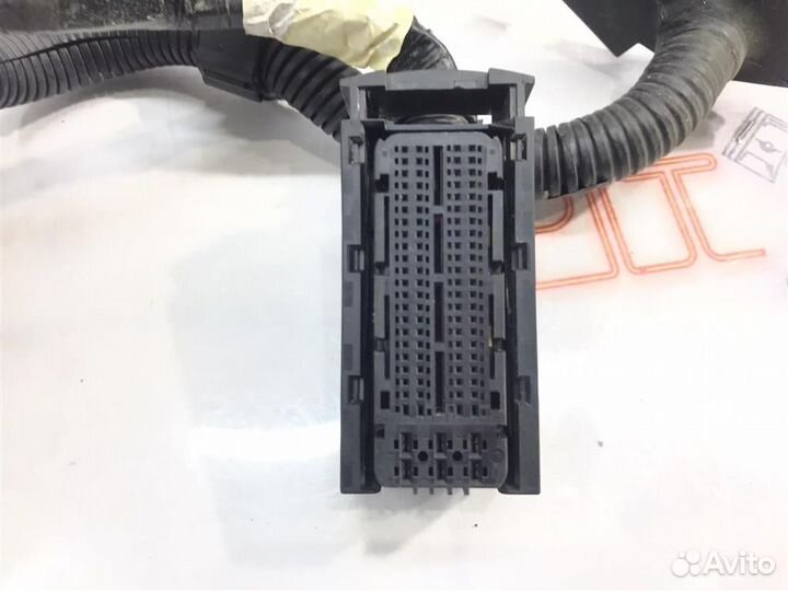 Блок предохранителей под капотом Porsche Cayenne