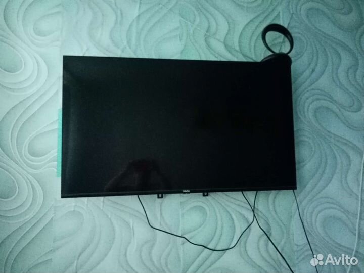 Холодильник, стол, два дивана, детская кровать