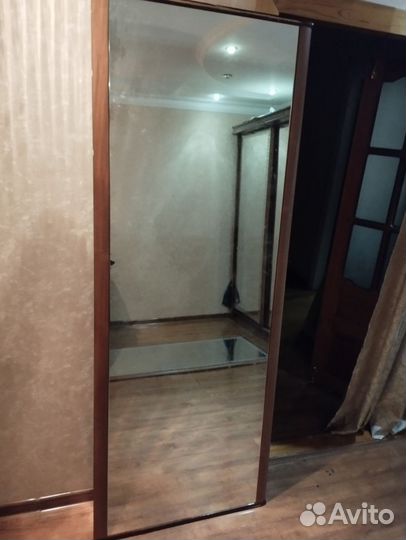 Зеркало на мебельной панели