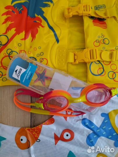 Очки, жилет, круг для плавания