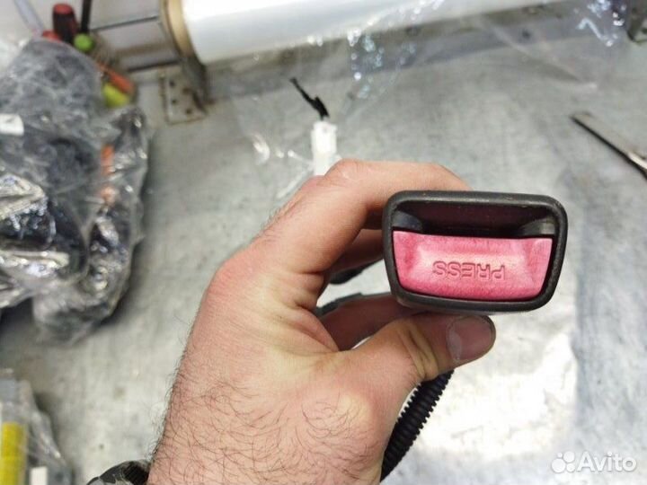 Ответная часть ремня безопасности передняя правая