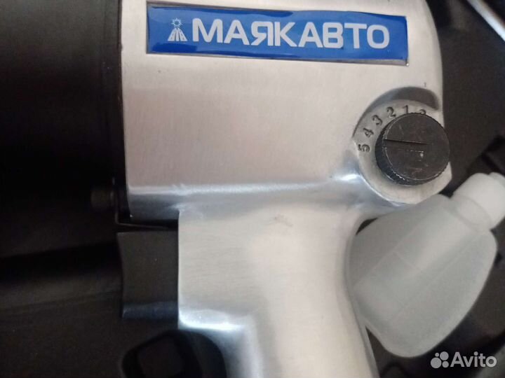 Пневмогайковерт Маяк 680Нм с набором головок