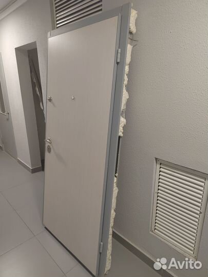 Дверь входная металлическая правая бу внутр.откр