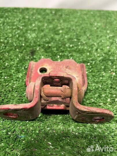 Передние правый петли двери на Hyundai Accent