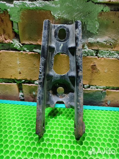 Кронштейн опоры двигателя задний Renault Duster