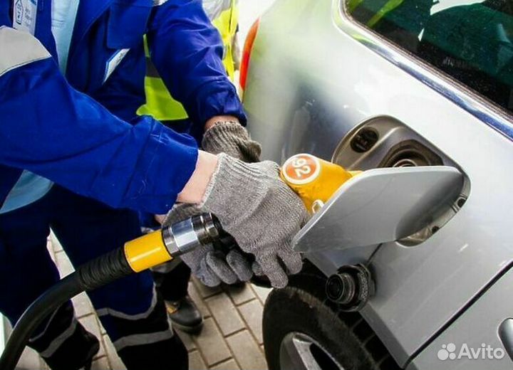 Заправщик на АЗС