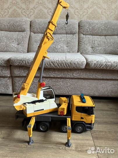 Подъемный кран игрушка Bruder