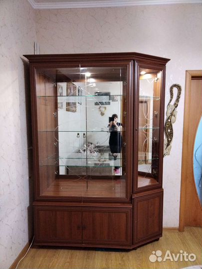 Шкаф витрина сервант