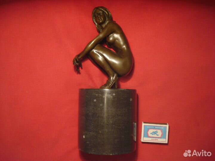 Обнаженная Девушка На корточках Эротика Франция