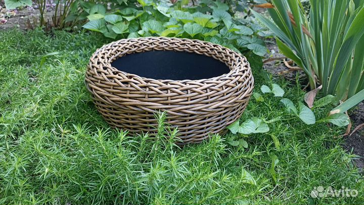 Кашпо из искусственного ротанга