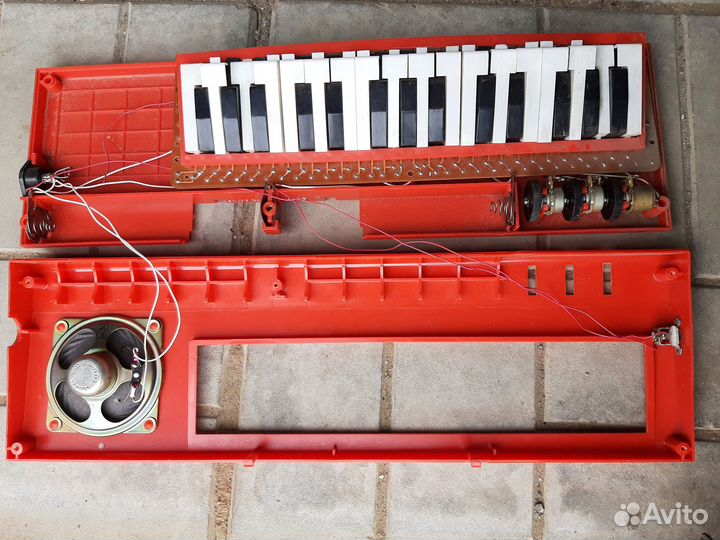 Детский электромузыкальный инструмент 