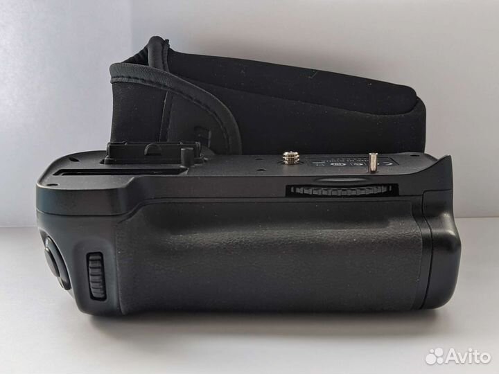 Батарейный блок Nikon MB-D11