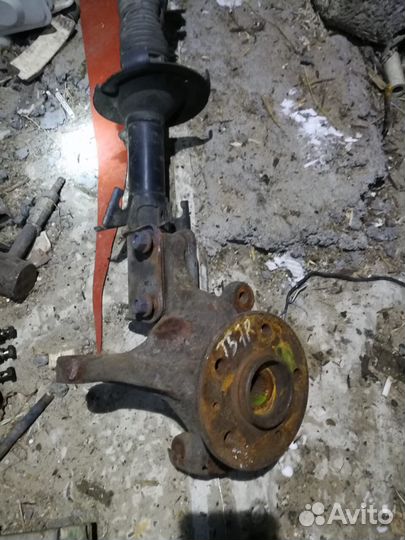 Кулак поворотный Mercedes Vito 638