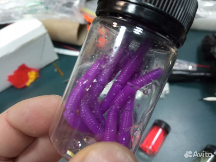 Семь банок форелевых червяков + пенопласт