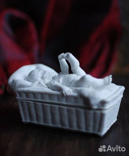 Антикварая старинная Фарфоровая шкатулка с фигурко