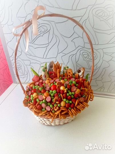 Корзина орехи, колбасы, сыр. Подарок для мужчины