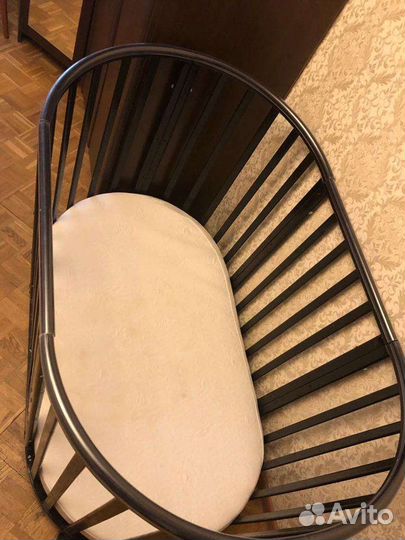 Детская кроватка с маятником