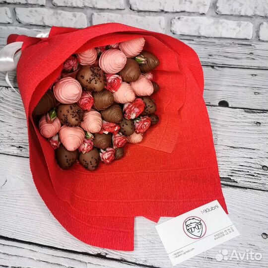 Клубника в шоколаде с букетом цветов