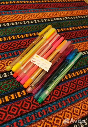 Ручки шариковые и гелевые разноцветные