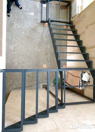 Лестница на металлокаркасе открытого типа
