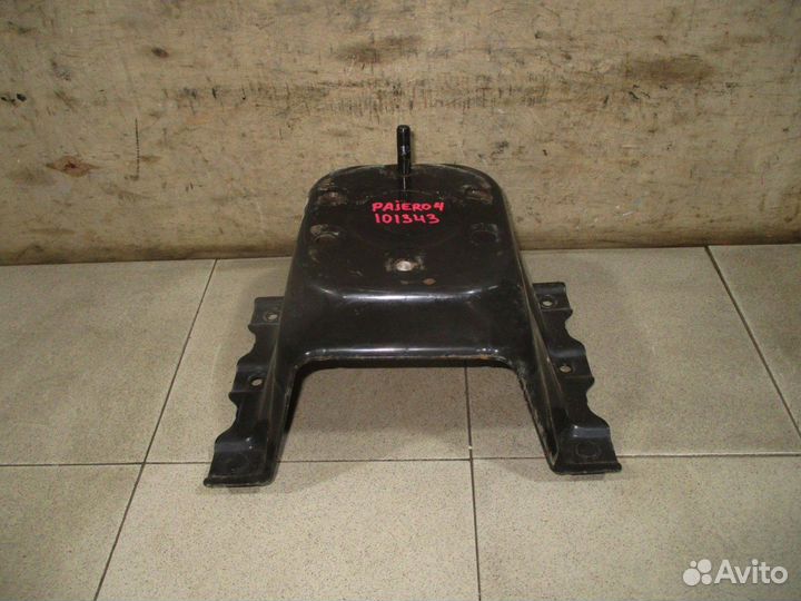 Кронштейн запасного колеса Mitsubishi Pajero 4