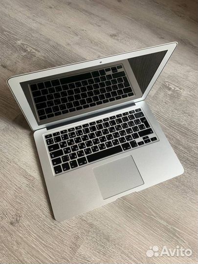 Apple MacBook Air (13-inch, 2017)