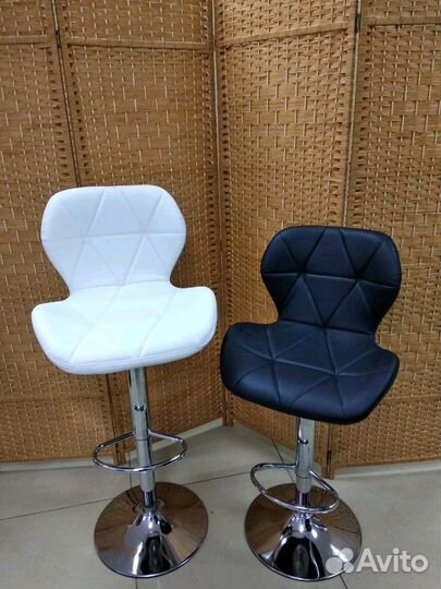 Стул для визажистов, бровистов. На барной стойке