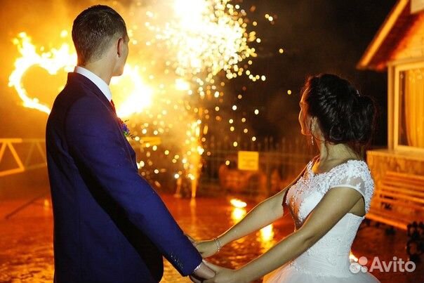 Тяжелый дым, дорожка из фонтанов, горящее сердце