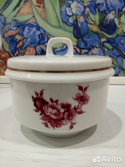 Чайник и сахарница