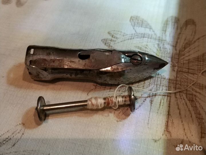 Челнок с катушкой для швейной машины