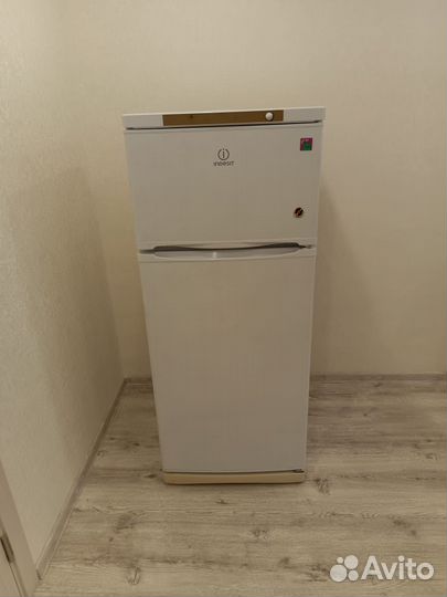 Холодильник бу indesit