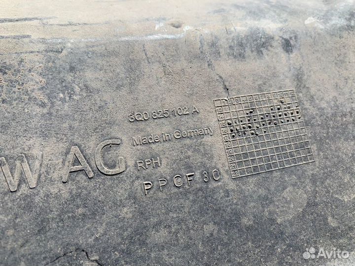 Защита днища задняя правая Passat B8