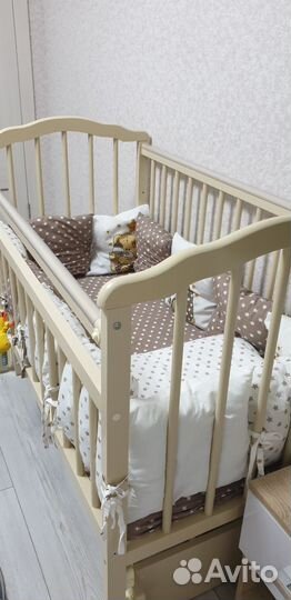 Детская кроватка с маятником