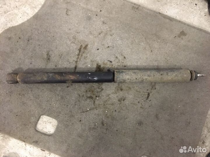 Стойка амортизатора задняя Toyota RAV4 (2500)