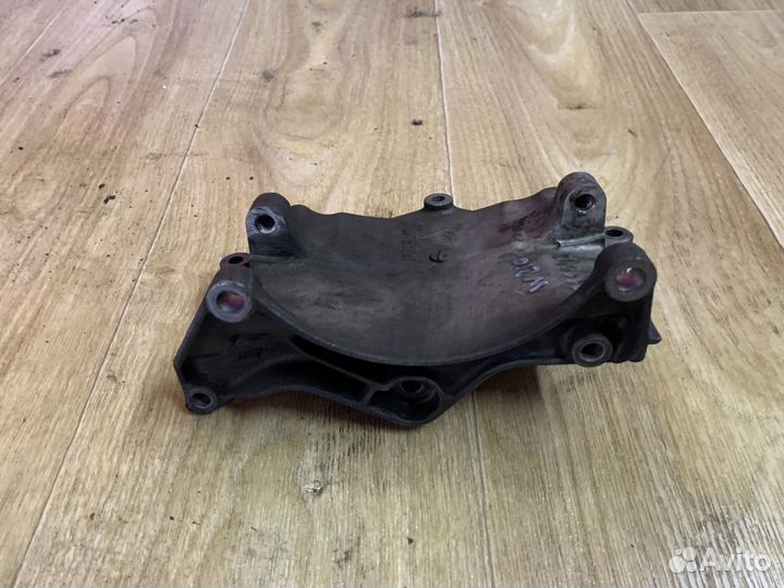 Кронштейн генератора Mercedes-Benz E-class