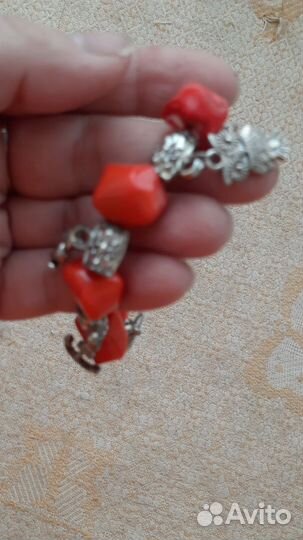 Браслет с кораллом, шармиками на резинке