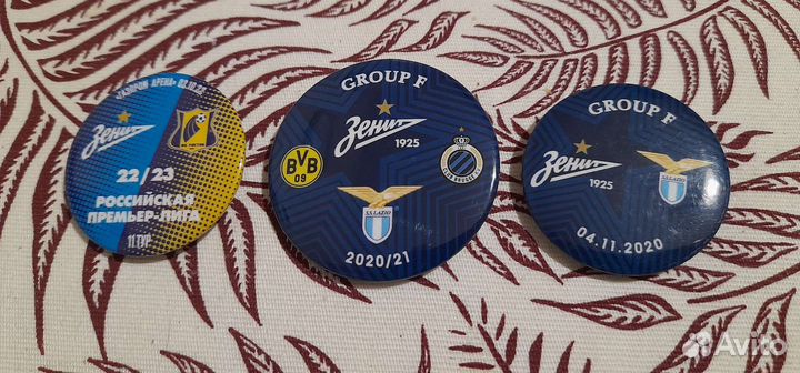 Шапка перчатки и три значка зенит