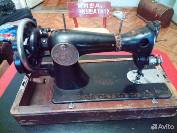 Старинная швейная машина
